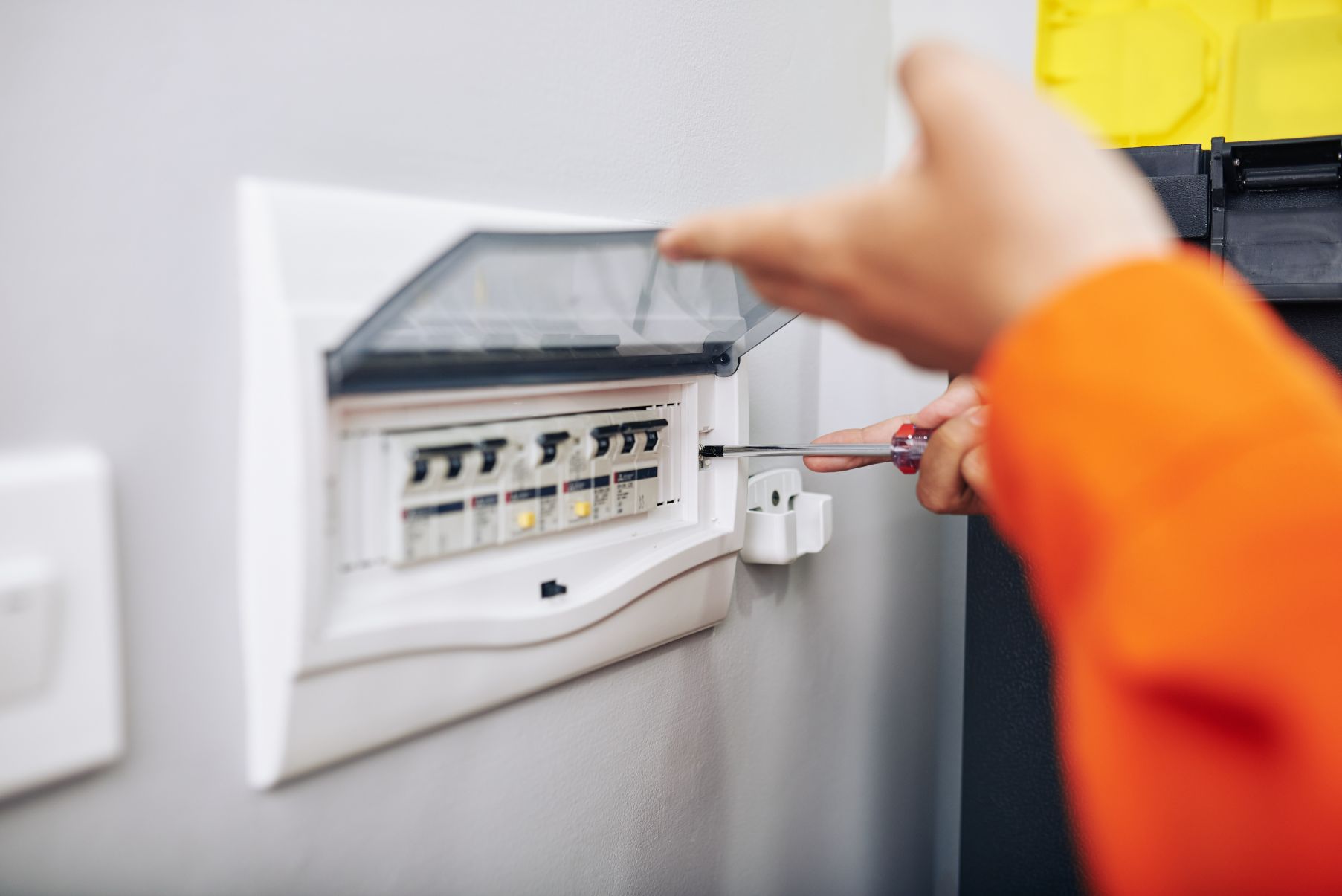 installing-electric-meter-DMXCKB6 (1)