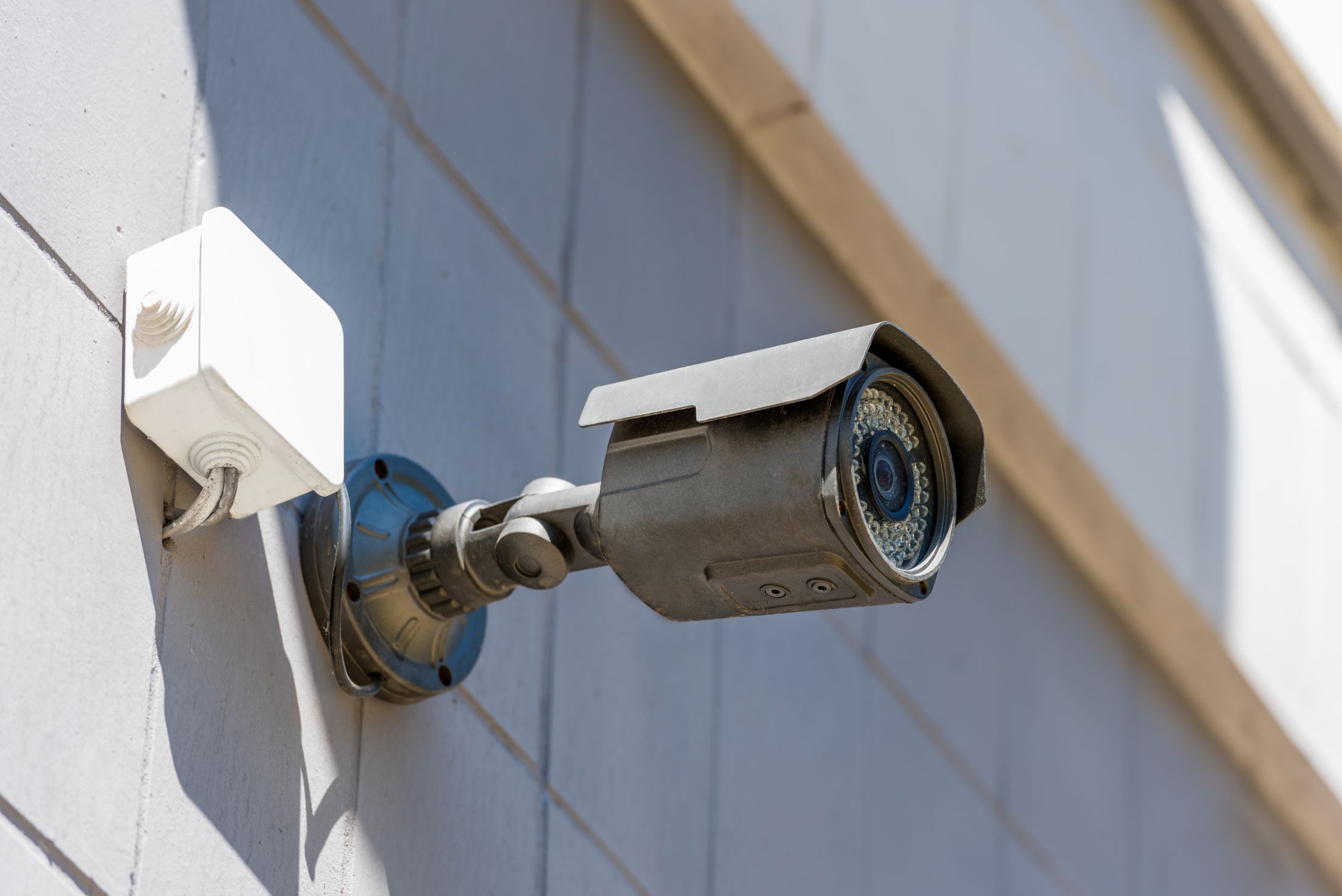 close-up-of-security-camera-on-wall-security-syste-KFVUSKP (1)